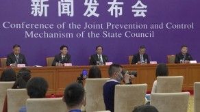 China, blanco de críticas y sospechas, eleva balance muertos por coronavirus