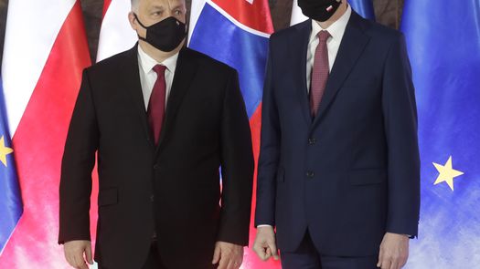 A pesar de que Polonia encabeza los esfuerzos de la UE para recibir a refugiados de guerra de Ucrania, recibió fuertes críticas sobre su independencia judicial y en los medios de comunicación.