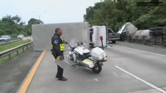Dos camiones se vuelcan en vía al Puente Centenario