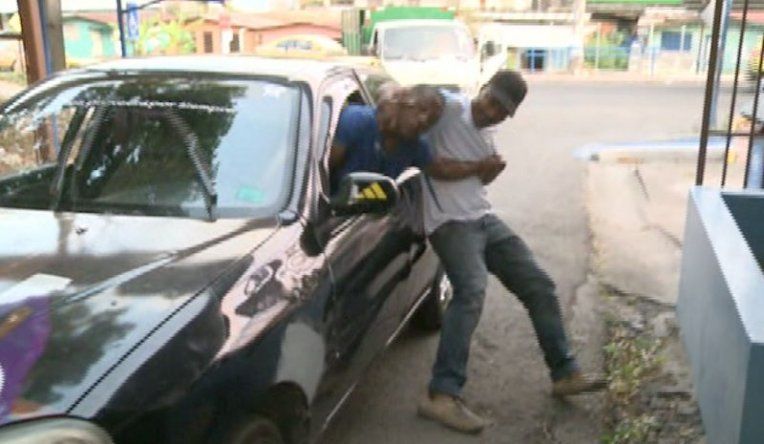 PN frustró robo de auto en San Miguelito, conductor se enfrentó a delincuente