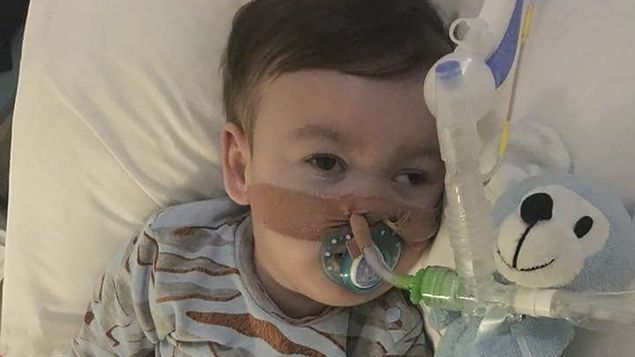 Padres del bebé británico terminal Alfie Evans apelan de nuevo a la Justicia