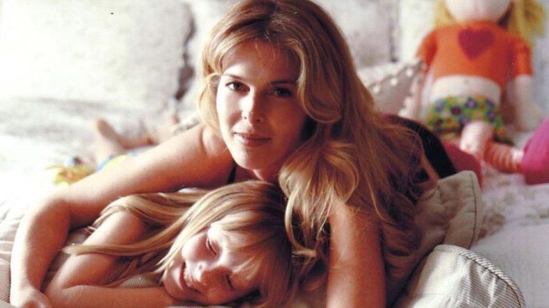 Actriz Catherine Oxenberg mantiene temor por secta que esclavizó a su hija