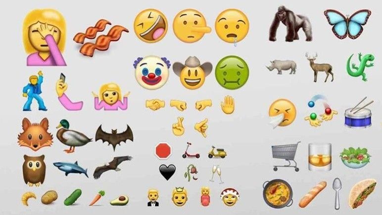 Embarazada y mano tomándose selfie entre nuevos emoticones