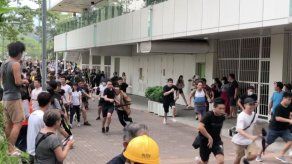 Policía de Hong Kong dice haber sido atacada con explosivos