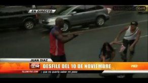 Video: Policía evita pelea tras desfile en Juan Díaz