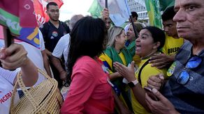 Lula se anotó puntos a su favor cuando confrontó a Bolsonaro con críticas a su manejo de la pandemia de COVID-19 en Brasil, ante lo cual el mandatario titubeó varias veces para responder.