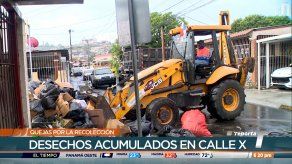 Residentes de Betania bloquean la calle con basura a modo de protesta