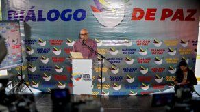 Gobierno venezolano acoge plan de mediadores para relanzar la mesa de diálogo