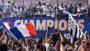 Los Bleus llegan a Francia para continuar la fiesta
