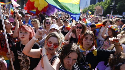 Una marea de banderas arcoíris de las comunidades LGBT+ inundó las grandes avenidas del centro de la capital polaca.