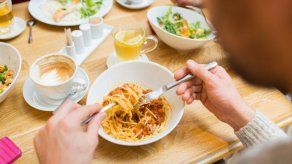 Aplica el lenguaje correcto de los cubiertos en un restaurante