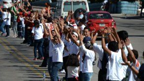 Miles de personas se unen a una cadena humana en Honduras contra la violencia