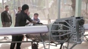 Un mecánico camboyano construye a mano su propio avión