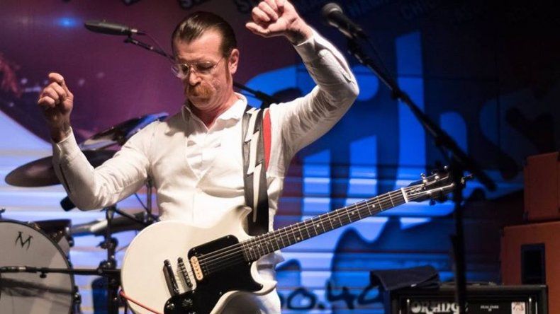 Cantante de Eagles of Death Metal homenajea a víctimas del Bataclán