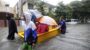 Inundaciones cubren 60% de la capital de Filipinas