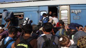 Migrantes en ruta a Europa atestan trenes en Macedonia