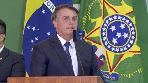 Bolsonaro hospitalizado para examinar su hipo persistente