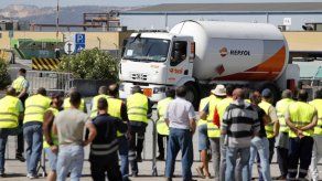 Soldados reparten combustible durante la huelga en Portugal Soldados reparten combustible durante la huelga en Portugal