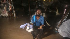 Los equipos de rescate en la zona reparaban el tendido eléctrico y retiraban árboles caídos al paso de la tormenta.