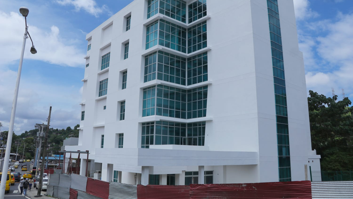 Gobierno refuerza sistema de salud con nuevas obras y médicos Gobierno refuerza sistema de salud con nuevas obras y médicos