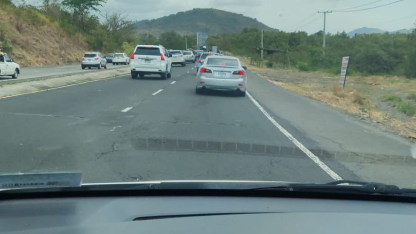Tráfico en la carretera Panamericana tras retorno a la ciudad por Semana Santa.