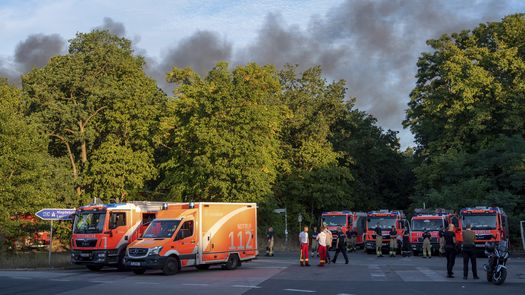 Las autoridades en Berlín pidieron refuerzos para ayudar a extinguir el fuego, incluidas fuerzas especiales del ejército alemán.