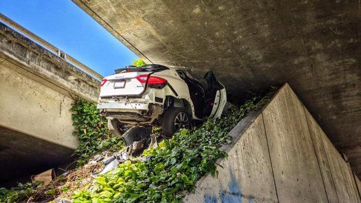 Hombre huye de la policía y destroza Maserati de su novia