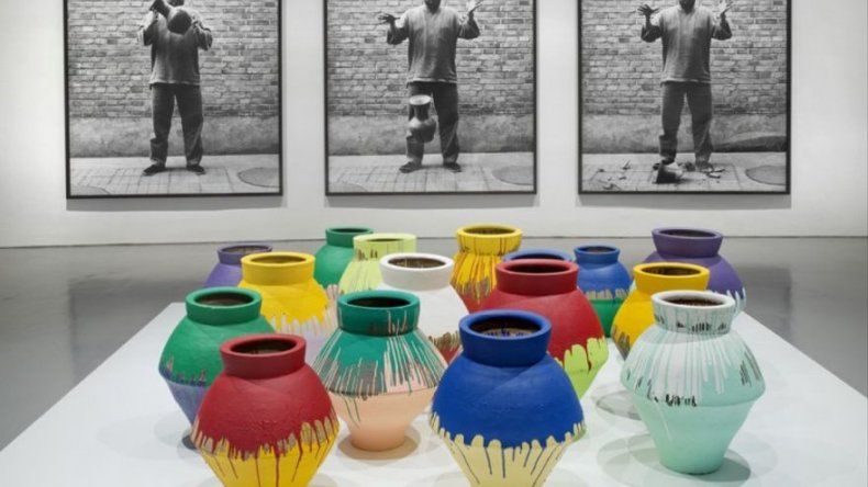 Artista rompe vasija de 1 millón en Miami