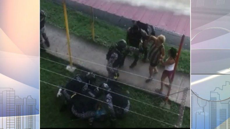 En medio de forcejeos, la Policía arrestó a un hombre en Villa Lorena