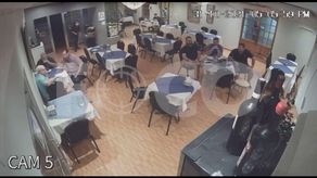 En el vídeo se observa a Ricardo Martinelli sentado en una mesa junto a Alejandro Pérez y Virgilio Crespo.