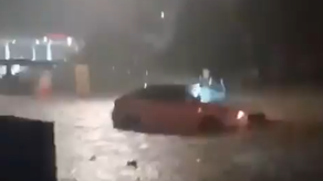 Fuertes lluvias: Rescatan a mujer atrapada en su vehículo&nbsp;