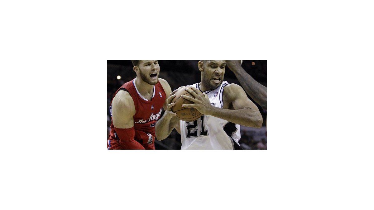 Duncan guía a Spurs en triunfo sobre Cavaliers en la NBA