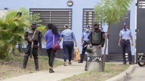 Familiares de opositores presos en Nicaragua aún sin permiso para verlos
