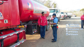 Verifican vehículos que transportan químicos y cargas peligrosas Verifican vehículos que transportan químicos y cargas peligrosas