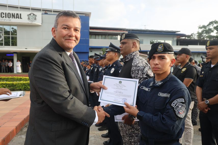 Policía Nacional reconoce 146 de sus agentes.