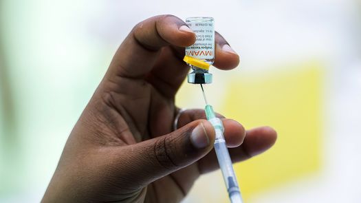 Clínicas en San Francisco, Nueva York y otras urbes dicen que aún no tienen vacunas suficientes para satisfacer la demanda.