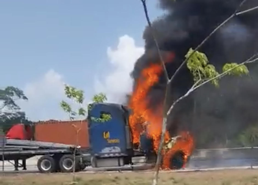 Camión se incendia en autopista Panamá-Colón