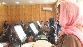 Una orquesta femenina afgana desafía a conservadores