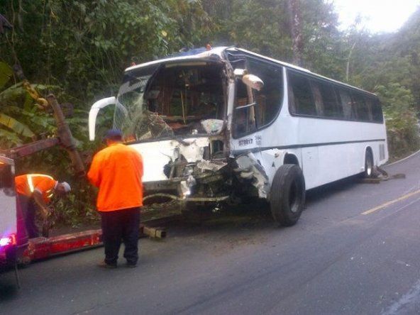 Choque entre buses deja dos heridos en Camino Forestal