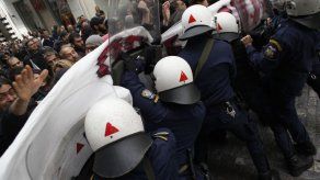 Protestan en Grecia contra más horas de trabajo