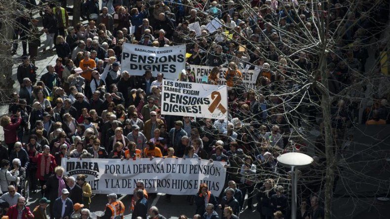 Jubilados españoles se manifiestan para exigir pensiones dignas al gobierno