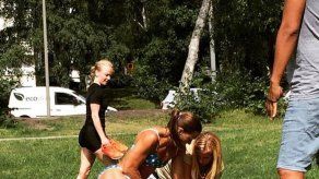 Mujer policía hace arresto en su día libre y en bikini