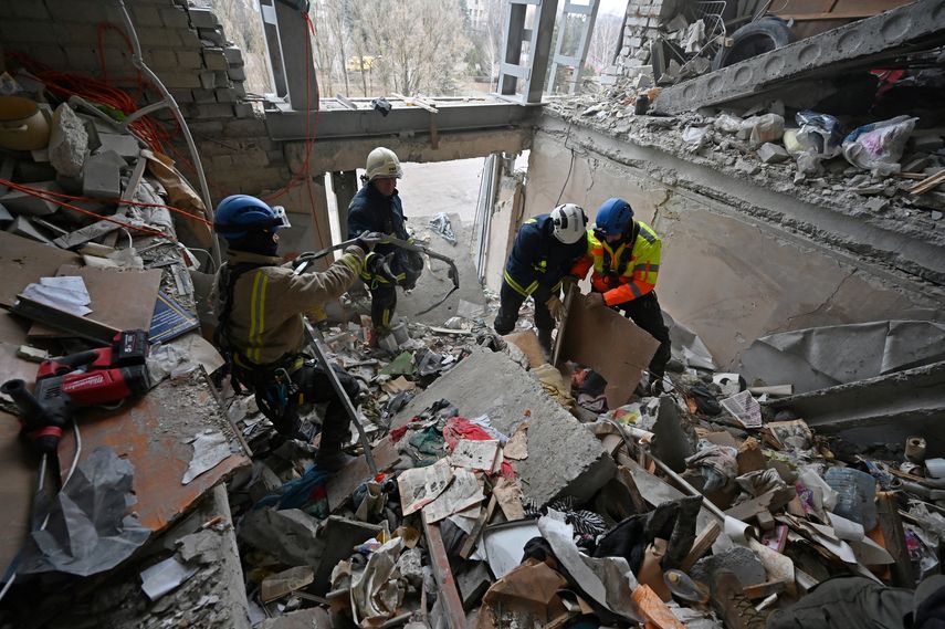Los constructores retiran los escombros de un edificio residencial mientras renuevan un bloque de apartamentos