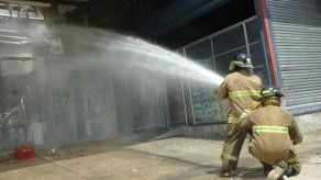 Daño en sistema eléctrico genera incendio en el Súper Xtra de Santiago