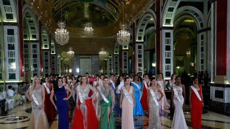 Top 30 de Miss Mundo desfilan en el Cashmere Fashion Show