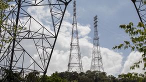 Para la línea de transmisión eléctrica&nbsp;se utilizarán unas 2,470 toneladas de acero, se instalarán pórticos y mallas de protección en los cruces sobre carriles y accesos de la autopista Panamá - Colón.