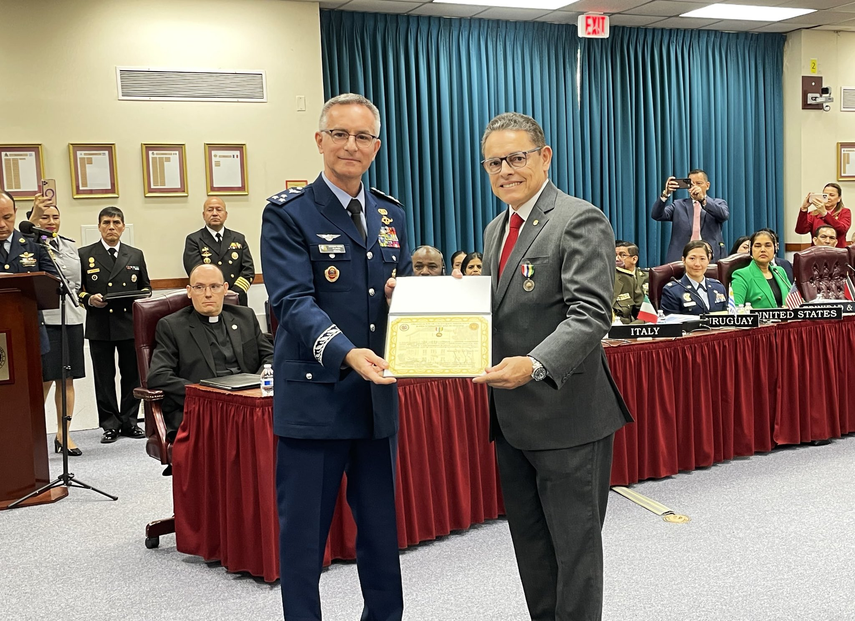 Ministro de Seguridad Frank Ábrego recibe condecoración de la OEA