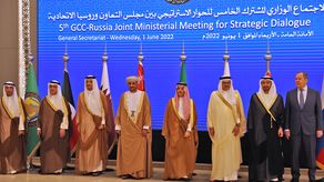 El sultanato de Omán mantiene lazos estrechos tanto política como económicamente con Irán, y jugó un papel de mediator con Washington en la elaboración del acuerdo sobre el programa nuclear iraní en 2015.