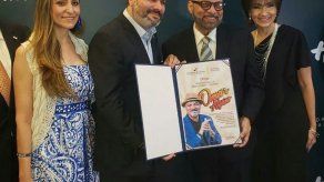 Omar Alfanno y el Dr. Adán Ríos reciben reconocimientos por sus aportes a la cultura