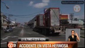 Camión engancha cables eléctricos y tumba dos postes de luz